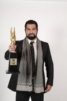 Arturo Carmona, con el premio de la revista Q