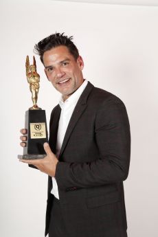 Cristian de la Fuente, con el premio de la revista Q