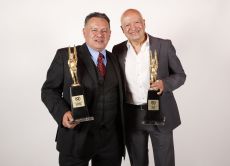 Sonrientes, Alejandro Santillán y Walter Guevara